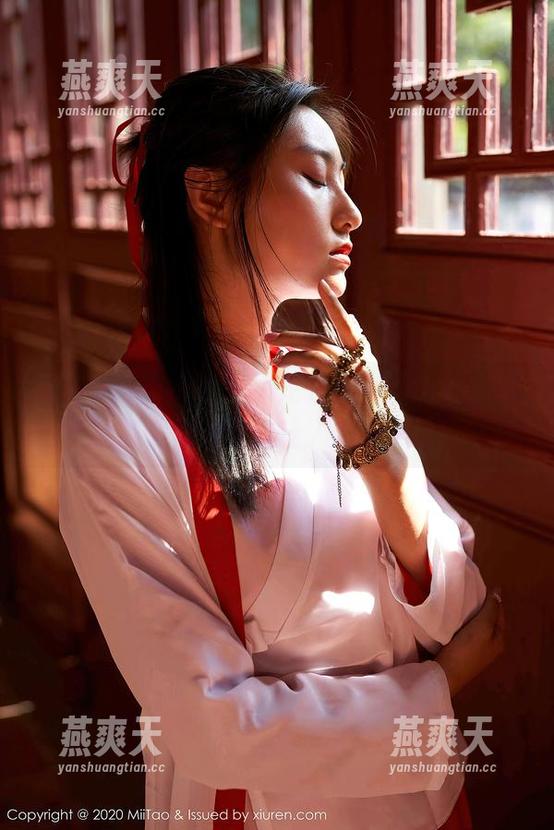 MiiTao蜜桃社-Cris_卓娅祺 MiiTao蜜桃社 - 不止是美脚,Cris_卓娅祺的高清壁纸让人心动不已!