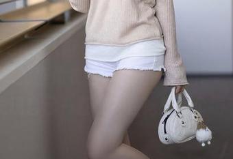 Xiuren秀人网 – “她的名字是SOLO-尹菲，她的连体衣让人心动的套图。”——我发现自己一直在关注她的每个细节。
