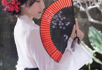Xiuren秀人网 – 黑丝肚兜儿让人屏息，糯美子mini高清作品集，这种感觉真是太诱人了！
