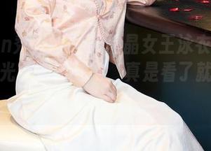 Xiuren秀人网 – 邹晶晶女王泳衣原图更新：阳光、沙滩与她，真是看了就想去海边的组合。
