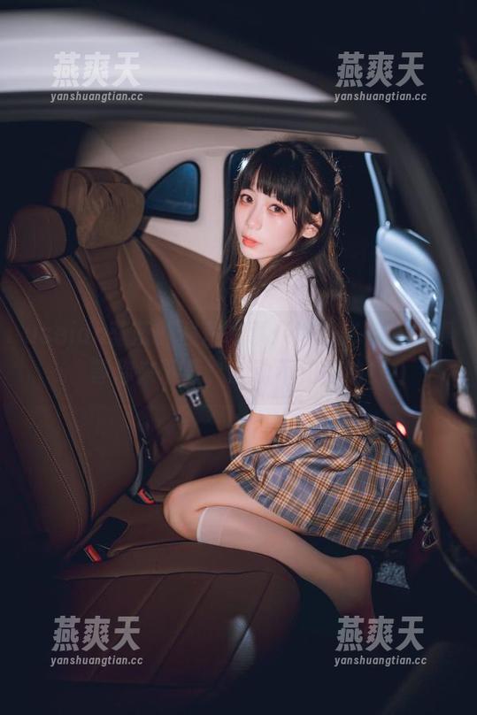 usejan蓝蓝的照片故事：她的秘书写真集等你来下载，心动不如行动！