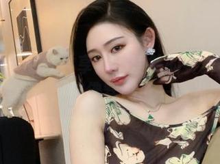微密圈 – 在线共享：不爱笑的赛琳与黑丝连体相遇，仿佛穿越了一道光影。