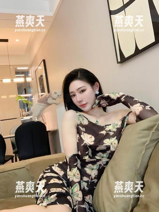 微密圈 - 在线共享：不爱笑的赛琳与黑丝连体相遇，仿佛穿越了一道光影。