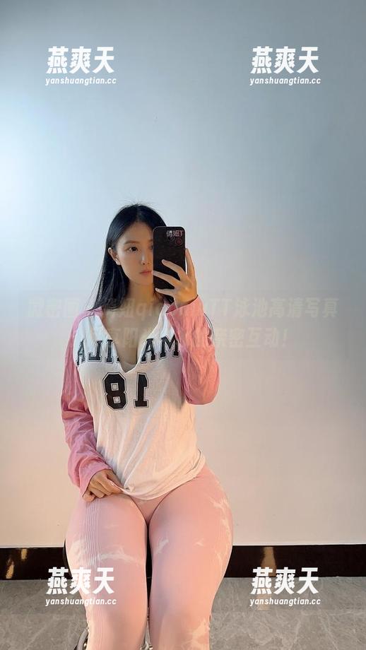 微密圈 - 俏妞qiaoniuTT泳池高清写真：尽享阳光与水的亲密互动！