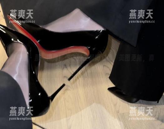 微密圈 - 那一瞬间！保守的二舅妈对镜，美图更新，真实与虚假的边缘模糊