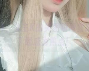 眼镜加持，女主K的美图瞬间变成话题，下载成为焦点！