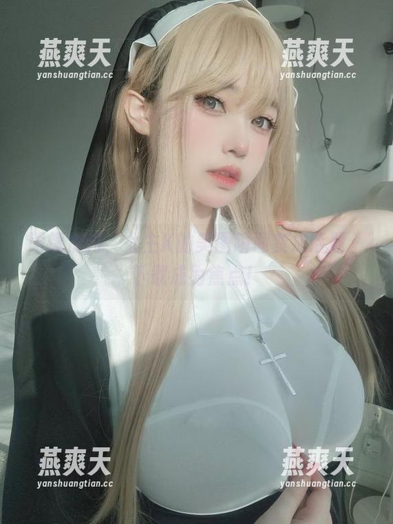 眼镜加持，女主K的美图瞬间变成话题，下载成为焦点！