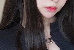 打开女主K的可爱写真集，分享不一样的甜蜜感觉～