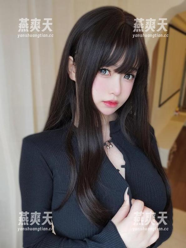 打开女主K的可爱写真集，分享不一样的甜蜜感觉～