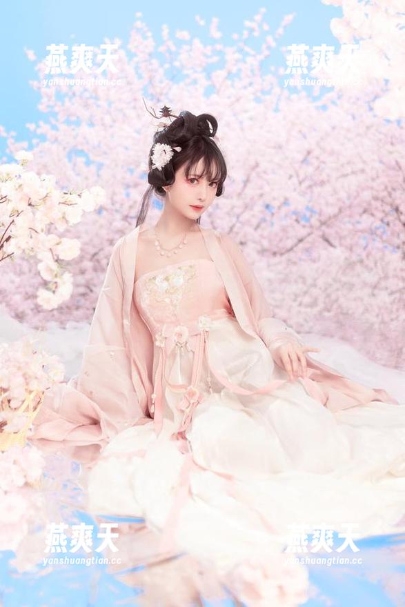 小鹿鹿shika的最新写真，礼服仿佛在呼唤我！
