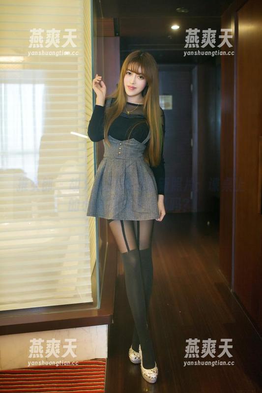 推女郎 - 胡允儿教室的最新照片：课桌上的小秘密你看到了吗？