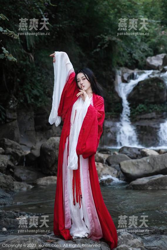 秀人网-雨儿baby 秀人网 - 在雨中舞动的高跟鞋,雨儿baby的写真图片像是轻轻诉说着秘密。