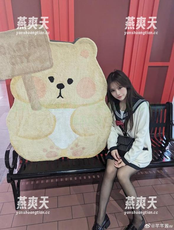 在水手服的诱惑下，芊芊酱w的写真图包绝不简单