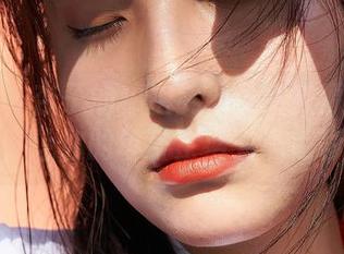 蜜桃社 – 杏子的秘密武器：女孩原图和壁纸，让你的单身生活充满色彩！
