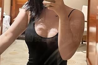微密圈 – 詹詹的教室：全套写真，灯光洒落，她的姿态让人难以抗拒