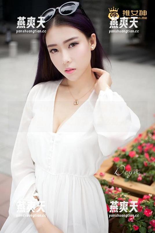 青豆客 - Una尤娜美脚在线展现，看看这幅作品，光影之间怎么那么迷人？