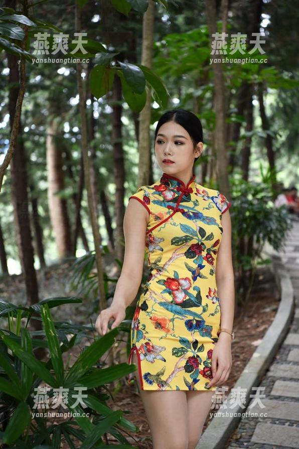 黑丝连衣长裙的诱惑，魔镜街拍高清写真记录每一瞬